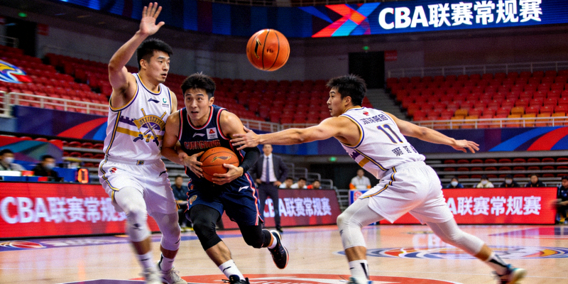 CBA联赛常规赛激烈对抗